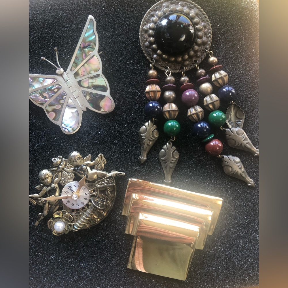4 Fashion brooches. Fun , fashionable. Create a LOOK